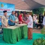 Satu per satu santri yang juga WBP Lapas menerima sertifikat kelulusan.