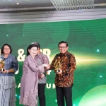 Dirut Petrokimia Gresik, Dwi Satriyo Annurogo, saat menerima penghargaan TJSL dan CSR Award 2024. Foto: Ist
