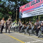 Kapolresta Sidoarjo bersama Dandim, Ketua KPU, serta Forkopimda saat mengecek pasukan.