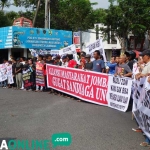 Aksi massa saat unjuk rasa di bundaran ringin contong. foto: RONY S/ BANGSAONLINE