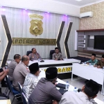 Kapolres Ngawi, AKBP Dwiasi Wiyatputera bersama Ketua PCNU Ngawi, KH. Ahmad Ulinnuha Rozy saat melakukan interaksi di Ruang Command Center polres setempat, Kamis (26/1/2023).