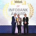 Direktur Keuangan dan Strategi Bank DKI, Romy Wijayanto (tengah), saat menerima penghargaan Golden Trophy The Excellent Performance Bank In 5 Consecutive Years (2018-2023).