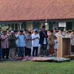 Ustadz Muhammad Jauhari Arif, saat memimpin salat id di Lapangan SDN Wonosari, Kecamatan Pagu, Kabupaten Kediri. Foto: MUJI HARJITA/ BANGSAONLINE