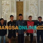 Wakil Bupati Pamekasan, RB Fattah Jasin, saat menyambut kedatangan 2 atlet dari Persam yang menjuarai piala Artalive Challenge Cup 2023 di Malaysia. Foto: DIMAS M. S./BANGSAONLINE