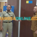 Kepala DPMPTSP Gresik, Agung Endro Dwi Setyo Utomo (kanan), bersama Pejabat Fungsional Pembina Jasa Konstruksi DCKPKP Gresik, Muhammad Arif Yulianto, saat launching Klinik Bisnis. Foto: SYUHUD/BANGSAONLINE