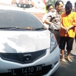 Kapolres Makota AKBP Dr Hoirudin Hasibuan SH MHum, didampingi Kasat Reskrim Polres Makota AKP Heru Dwi Purnomo bersama tersangka kasus penipuan online, Jumat (08/09).