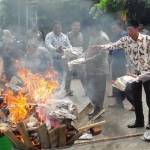 Ketua MUI Gresik, KH Mansur Sodiq, didampingi KH Nur Muhammad dan Direktur PT New Era Rubberindo ketika membakar sandal berlafadz Allah di depan PT New Era. foto: SYUHUD/ BANGSAONLINE