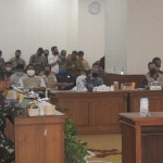 Rapat Evaluasi PSBB yang diikuti Forkopimda Sidoarjo di Grahadi, Minggu (8/6). (foto: ist).