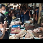 Calon Bupati Kediri Hanindhito Himawan Pramana (berkacamata) didampingi H. Subianto, saat berdialog dengan pedagang daging ayam. foto: MUJI HARJITA/ BANGSAONLINE