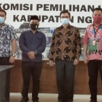 Johan Budi saat foto bersama komisioner KPU Ngawi.