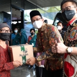 SIMBOLIS: Bupati Ahmad Muhdlor menyerahkan sembako bantuan dari PT Avian, Kamis (16/9/2021). foto: ist.