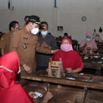 BERBINCANG: Wabup Sidoarjo Subandi menyapa buruh pabrik rokok usai penyerahan BLT DBHCHT, Senin (30/8/2021). foto: ist.