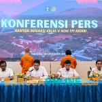 Kasi Inteldakim Imigrasi Kediri, Adrian Nugroho (nomor 2 dari kiri) saat menggelar konferensi pers. Foto: MUJI HARJITA/BANGSAONLINE