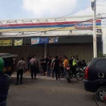 Polisi saat melakukan olah TKP di Indomaret.