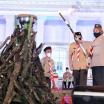 Gubernur Jawa Timur Khofifah Indar Parawansa yang juga merupakan Ketua Majelis Pembina Daerah (Mabinda) Pramuka Jatim, membuka secara langsung Perkemahan Sehat di Era Pandemi (Persemi) yang digelar di Bumi Perkemahan City Forest and Farm Jember, Sabtu (27/3/2021) malam.