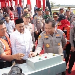 Kapolda Jatim, Irjen Toni Harmanto, didampingi, Kapolres Gresik, AKBP Adhitya Panji Anom, dan Bupati Gresik, Fandi Ahmad Yani meresmikan palang pintu KA di Dusun Jambu, Cerme.  Foto: SYUHUD/BANGSAONLINE.com