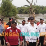 Plt Bupati Nganjuk, Marhaen Djumadi didampingi Kepala BPBD Nganjuk Abdul Wakid, Camat Ngronggot, Kapolsek, Danramil, Kades Banjaranyar saat pemantauan di bibir sungai Brantas, Rabu (19/10/2022). Foto: Bambang DJ/BANGSAONLINE.com