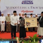 Khofifah Indar Parawansa mendapat penghargaan  sebagai Mar’ah Mulhima Syamila dalam acara Multaqo Ulama dan Tokoh Madura di Pamekasan, Senin (26/8/2024) malam. Foto: M Mas