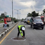 Petugas melakukan olah tempat kejadian perkara (TKP). (foto: ist)