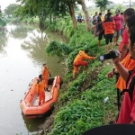 Tim gabungan Basarnas, BPBD, Polresta Sidoarjo, dan relawan menyisir setiap sudut sungai.