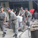 Petugas gabungan menyita barang bukti berupa arak siap produksi. foto: Suwandi Harian Bangsa