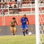 Para pemain Arema FC dan Dewa United saat berlaga di Stadion Soepriadi, Kota Blitar.