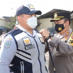 Kapolres Kediri AKBP Agung Setyo Nugroho saat menyematkan tanda kepada salah satu personel dari Dishub Kabupaten Kediri. Foto: Ist.