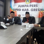 Empat pimpinan DPRD Gresik ketika memberikan keterangan pers, SENIN (23/9) LALU. foto: SYUHUD/ BANGSAONLINE