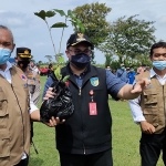 Bupati Kediri, Hanindhito Himawan Pramana (tengah) saat menerima pohon dari Ketua FPRB Kabupaten Kediri, Ari Purnomo Adi. Foto: MUJI HARJITA/BANGSAONLINE