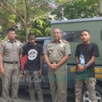 Kasatpol PP (tengah) saat mengamankan dua anak punk di kantor Satpol PP Trenggalek. foto: HERMAN S/ BANGSAONLINE