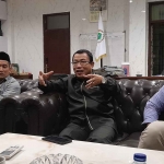 Ketua DPRD Sidoarjo, Usman didampingi dua anggota FPKB, Rizza Ali Faizin dan Muzayyin