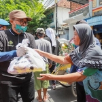 Bupati Pamekasan Baddrut Tamam saat membagikan paket bansos peduli Corona.