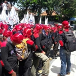 Karyawan PT. Smelting korban PHK saat menggelar demo di DPRD Gresik beberapa waktu lalu. foto: SYUHUD/ BANGSAONLINE