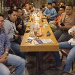 Rapat pembentukan Asosiasi Pengusaha Digital Printing DPRIMA, di salah satu kafe di Kabupaten Pamekasan, Sabtu (30/1).