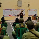 Kepala Satpol PP Kota Kediri, Eko Lukmono, saat memberi pengarahan kepada Satuan Perlindungan Masyarakat Kelurahan Ngronggo. Foto: Ist.