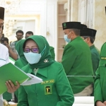 Sekjen PPP, Arwani Thomafi saat berbincang dengan Bu Nyai Mundjidah Wahab, putri pendiri NU KH Wahab Chasbullah. foto : istimewa.