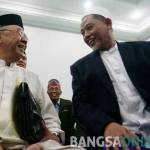 KH Salahuddin Wahid (Gus Solah), Pengasuh Ponpes Tebuireng bersama KH Kholil Dahlan, Ketua MUI Kabupaten Jombang saat dalam pertemuan di Islamic Center Jombang, Jumat (28/10). foto: RONY S/ BANGSAONLINE