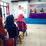 Suasana PPK Ujungpangkah saat menyosialisasikan Pilgub Jatim. foto: SYUHUD/ BANGSAONLINE