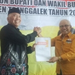 Eko Yuhono (kiri) didampingi istrinya saat mengembalikan formulir pendaftaran bacabup di Sekretariat DPC Partai Hanura. foto: HERMAN/ BANGSAONLINE