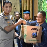 Para wartawan juga mendapatkan bingkisan dari Kapolresta Sidoarjo Kombes Pol. Zain Dwi Nugroho.