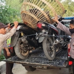 Petugas hanya mengamankan 6 ekor ayam aduan dan beberapa kurungan, serta 5 unit sepeda motor yang ditinggal lari pemiliknya. foto: AAN/ BANGSAONLINE