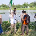 Tim Resmob Polres Kediri Kota saat akan mengevakuasi mayat tanpa identitas yang mengapung di Sungai Brantas. (foto: ist)