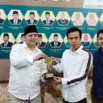 Fauzan Fuadi, S.I.Kom, Ketua Fraksi PKB DPRD Jatim menerima penghargaan Tokoh Muda Nahdliyin Inspiratif Jatim 2021 dari Forkom Jurnalis Nahdliyin di ruang Fraksi. foto: istimewa