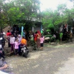 Warga sekitar sedang takziah ke rumah keluarga korban di Dusun Jurangpelen, Desa Bulusari, Kecamatan Gempol, Kabupaten Pasuruan.