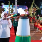 Gubernur Jatim Khofifah Indar Parawansa menyalakan obor menggunakan api yang diambil dari wisata khayangan api yang terletak di Desa Sendangharjo, Kecamatan Ngasem, Bojonegoro.
