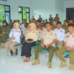 Para pejabat dan anggota Satpol PP Gresik saat mengikuti arahan petugas BNNK sebelum tes urine. Foto: Ist.