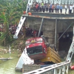 Tiga truk yang tercebur masih menunggu proses evakuasi. foto: ist