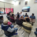 Sejumlah tokoh masyarakat dari Desa Sepulu saat mendatangi Polres Bangkalan.