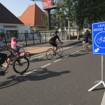 Para pesepeda sedang beraktivitas di jalan-jalan kota Surabaya.