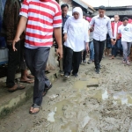 Salah satu sudut pasar Tanah Merah yang becek sehingga pembeli dan pedagang yang lewat harus loncat-loncat cari jalan yang bisa dilewati. Foto: istimewa